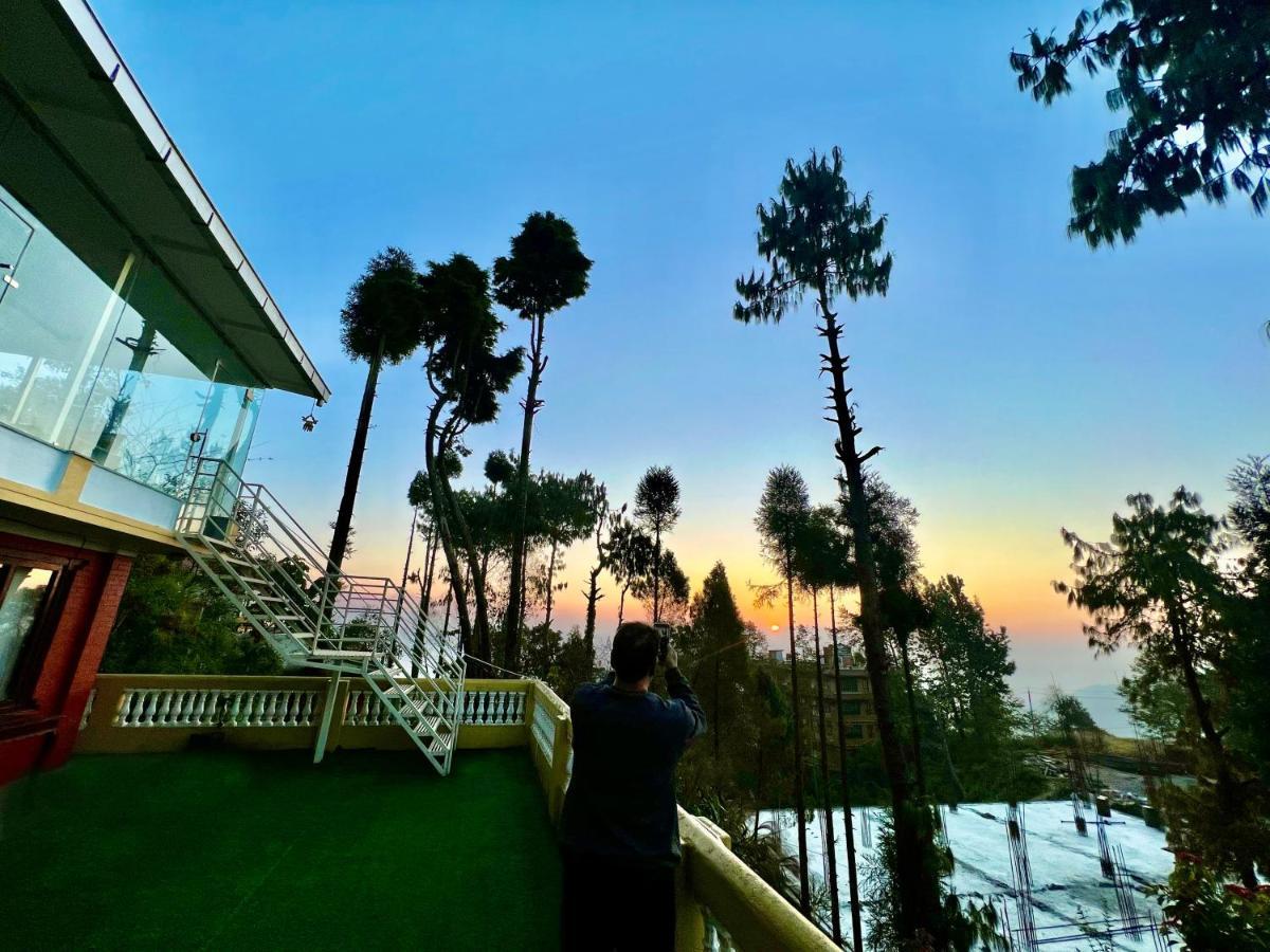 Mount Everest Hotel & Resort ナガルコット エクステリア 写真